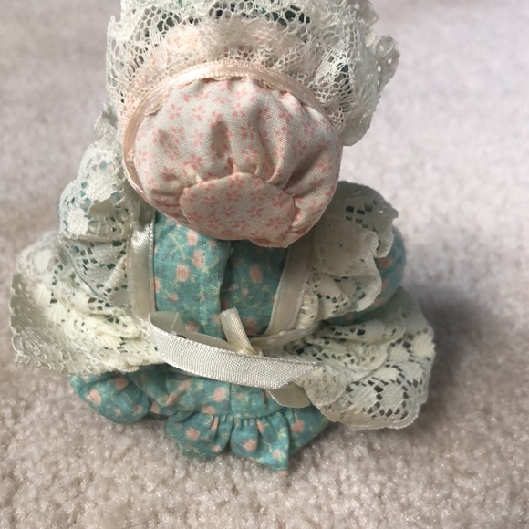 Vintage Ashton Drake Galleries Yolanda collectible ceramic doll - Picture 5 of 7